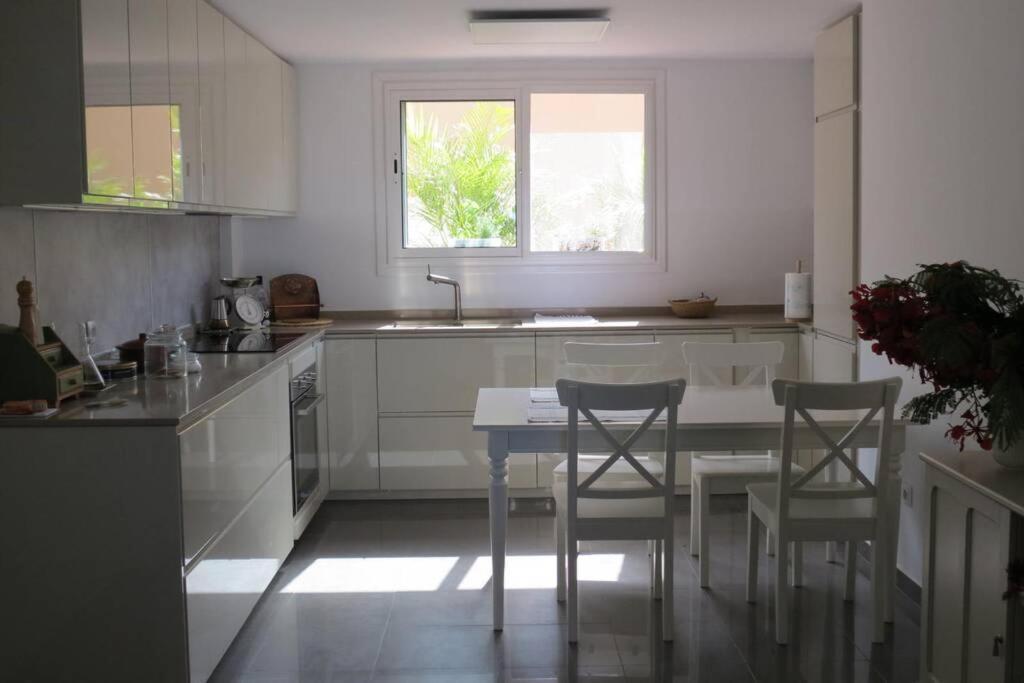 Luxury House With 3 Bedrooms, Sea Wiew And Swimming Pool In A Quiet Residence Пуерто де Сантяго Екстериор снимка